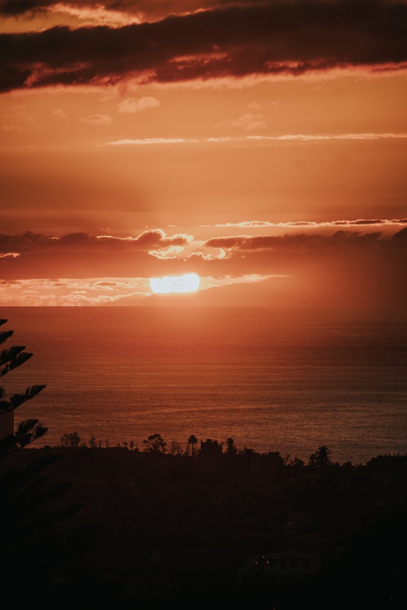 DanielRguezH's tweet photo. @HimarGonzalez Así son los atardeceres desde Tenerife.
#YoMeQuedoEnCasa https://t.co/LFKMwHV36A