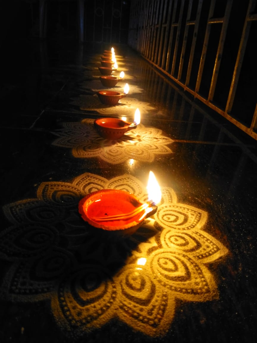 PoojaPoojari9's tweet photo. In my home:
#9pm9mins
#ModiUnityCall https://t.co/kLW0VufWzO