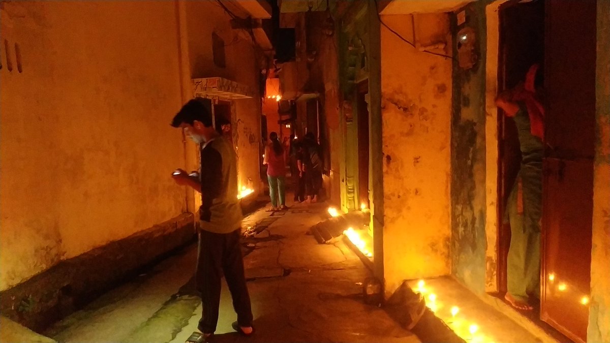 MacAndroidco's tweet photo. This is how my Street looks like
#corantine #diya #candel #9pm #CoronavirusOutbreakindia #CoronaAlert #CoronaVirusUpdates https://t.co/c0Ril8v88v
