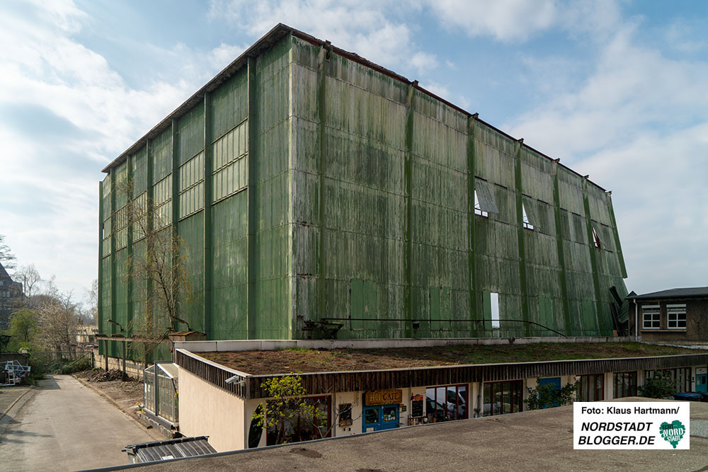 Nordstadtblog's tweet photo. FOTOSTRECKE #BleibtZuhause (8): Die „Grüne Wand“ fällt – die Abrissarbeiten auf dem Gelände von #Hoesch #Spundwand (#HSP) in #Dortmund-#Dorstfeld für neuen #Campus der #FH #FHDo #SmartRhino https://t.co/FrTVLs8xXO https://t.co/qO3ajoq73z