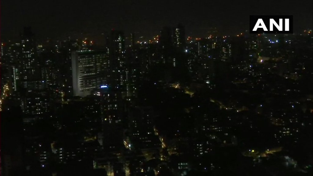 ANI's tweet photo. Skyline in Mumbai before (pic 1) &amp; after (pic 2) the residents turned off the lights of their houses. PM Modi had appealed to India to switch off all lights of houses today at 9 PM for 9 minutes, &amp; just light a candle, 'diya', or flashlight, to mark India's fight against #COVID19 https://t.co/KVmQt1Ngqj