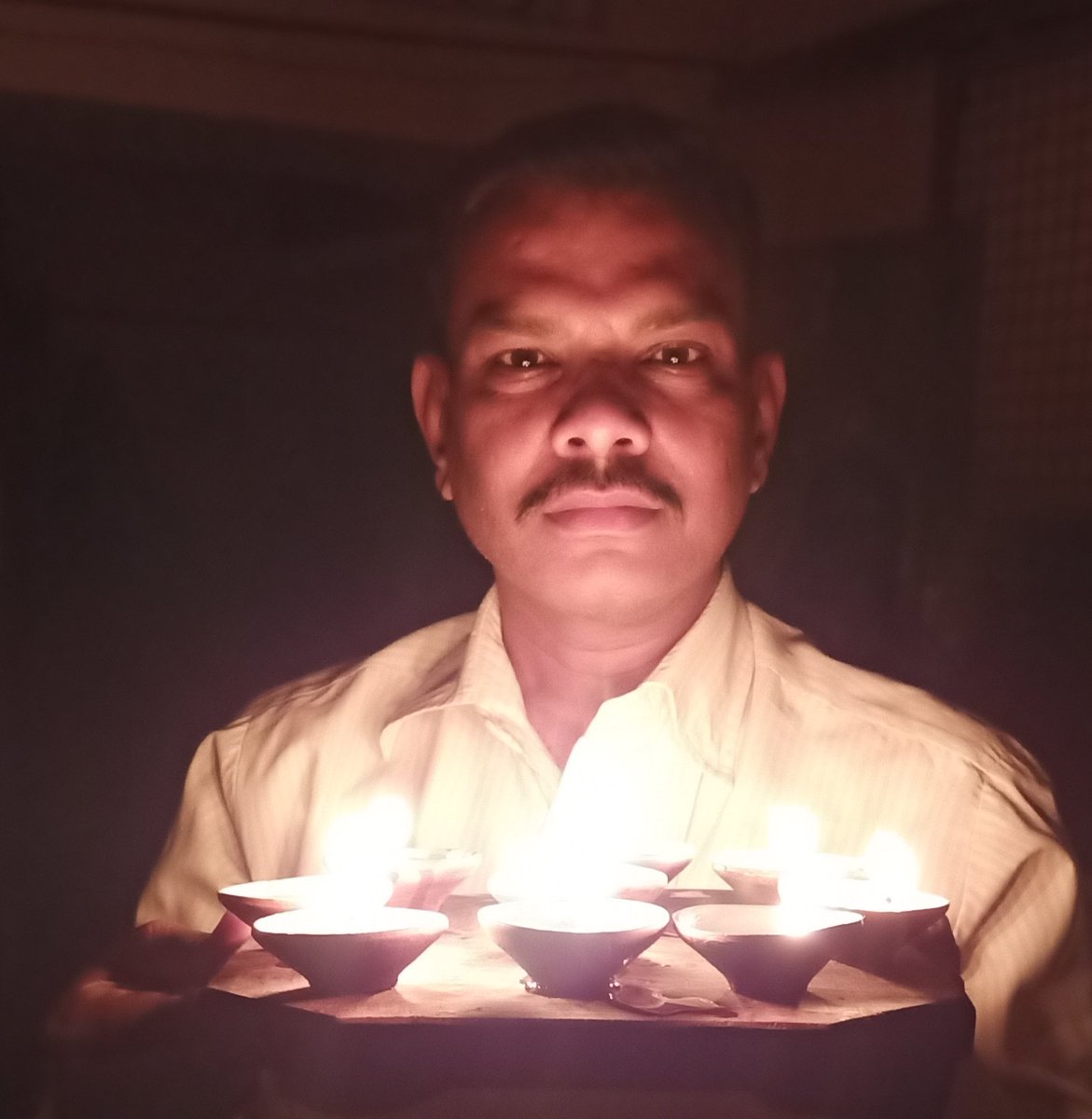 आदरणीय प्रधानमंत्री जी के आज 5 अप्रैल के 9 बजे, 9 मिनट के आह्वान के समर्थन में। <a href="/narendramodi/">Narendra Modi</a> <a href="/myogioffice/">Yogi Adityanath Office</a> <a href="/sureshkhannabjp/">Suresh Kumar Khanna</a> <a href="/KAPILDEVAGARWA1/">KAPIL DEV AGARWAL</a>