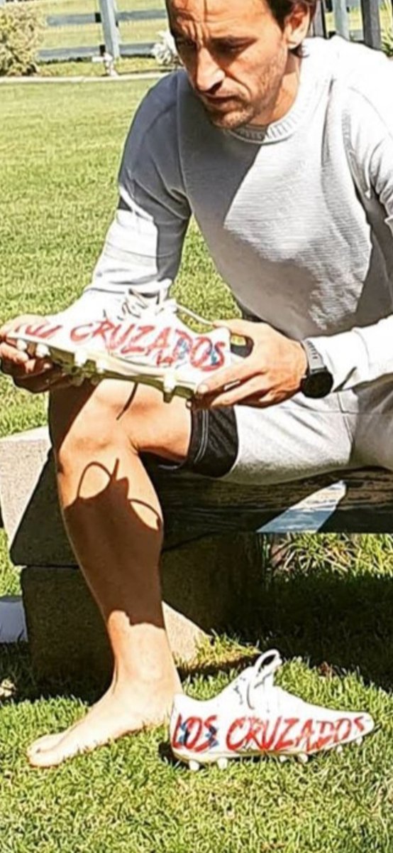 ElFelipeCruzado's tweet photo. Jajajaja como vas a tener esos zapatos chapa , deme mil https://t.co/Dj9KuV3sf4