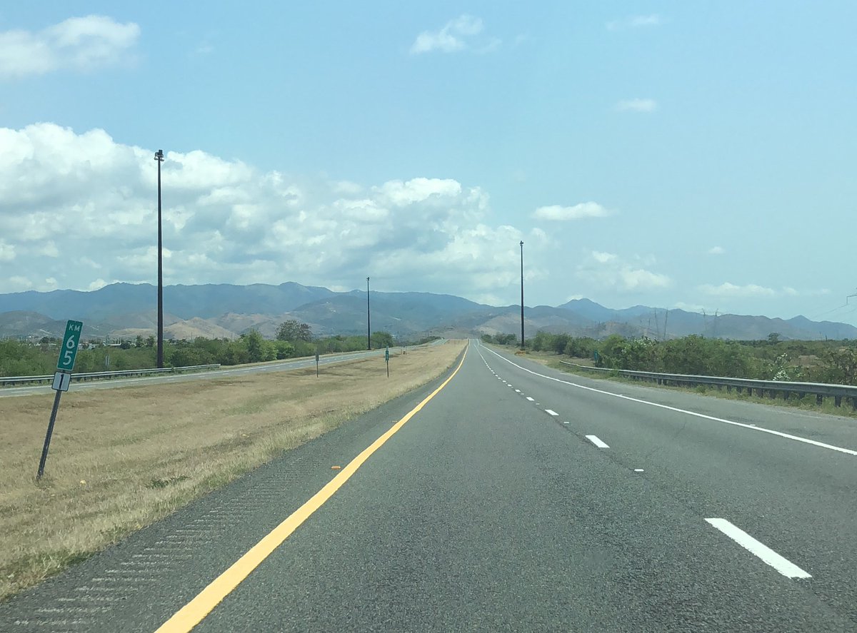 PacoLozadaPr's tweet photo. Así se encuentra a esta hora la PR 52 entre Santa Isabel y Salinas. 

#COVID2019 #QuedateEnTuCasa https://t.co/Hs8A4xPaRO