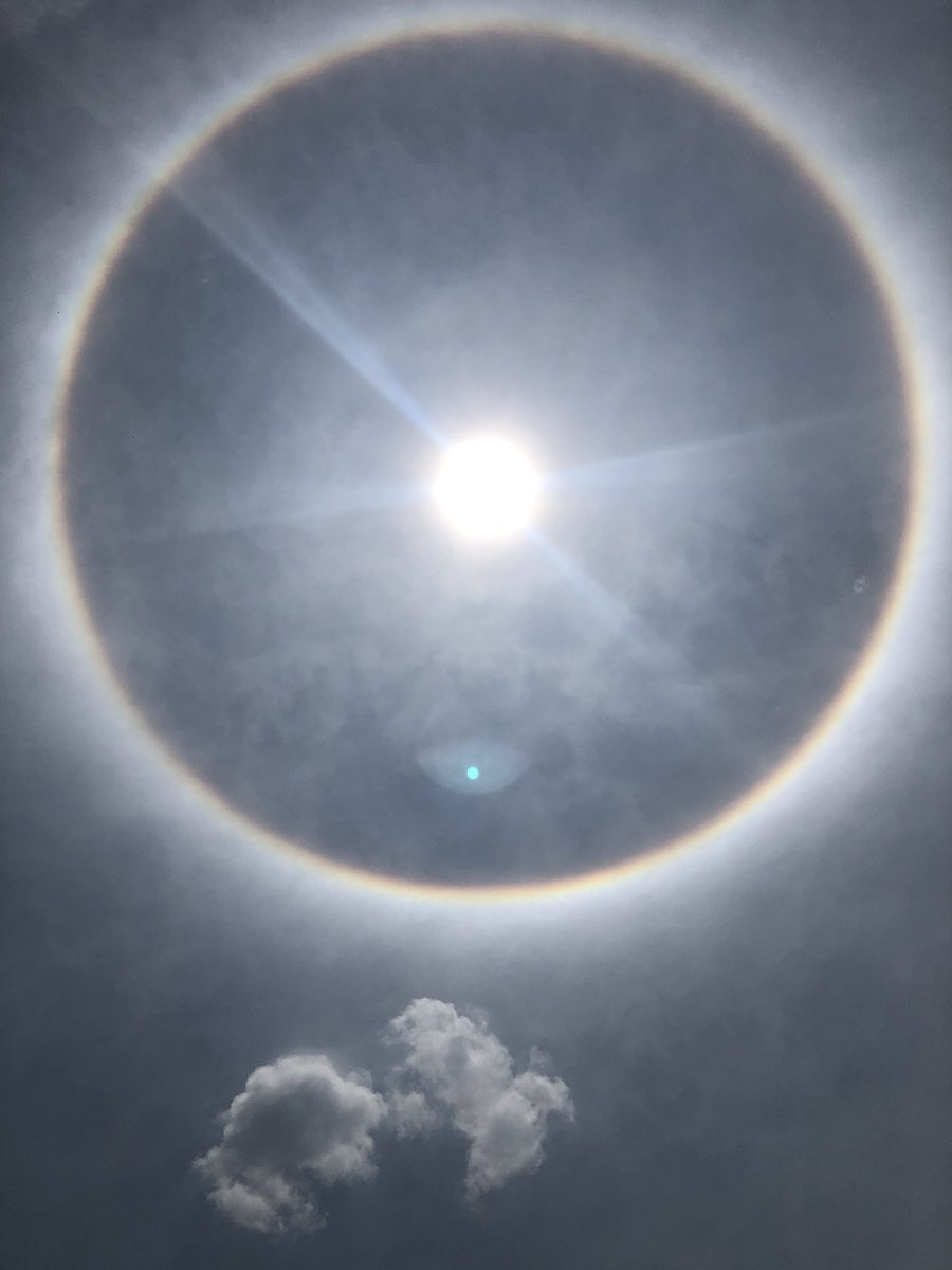 thalivillegas's tweet photo. El cielo y el sol en este momento #5Abr increíble https://t.co/l70O7JOw9m
