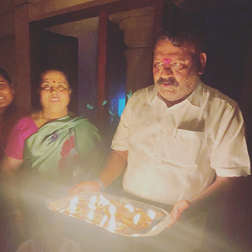 omsakthiganesan's tweet photo. #9MinutesForIndia மரியாதைக்குரிய அண்ணன் திருமிகு ஓம்சக்திசேகர் அவர்கள் நாட்டில் நம்பிக்கை ஒங்க,கொரோனாவை விரட்ட குடும்பத்துடன் தீப ஒளி ஏற்றினார்கள். https://t.co/ErsItOPwxW