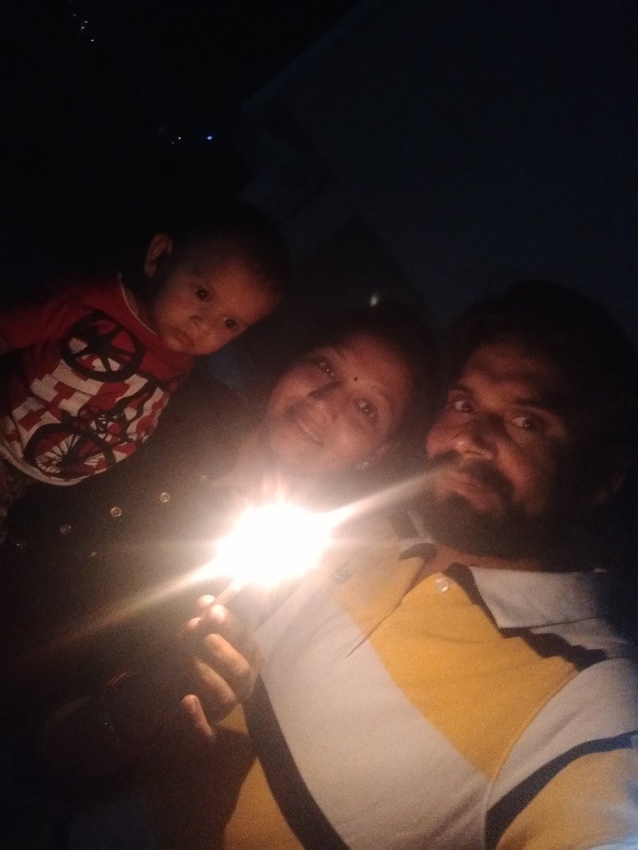 manisha_111's tweet photo. Vadodaraian's participating #9बजे9मिनट with Prime Minister @narendramodi
Ji.  .
#DiwaliAgainstCorona 
#Family https://t.co/3YSKxsu7Vg