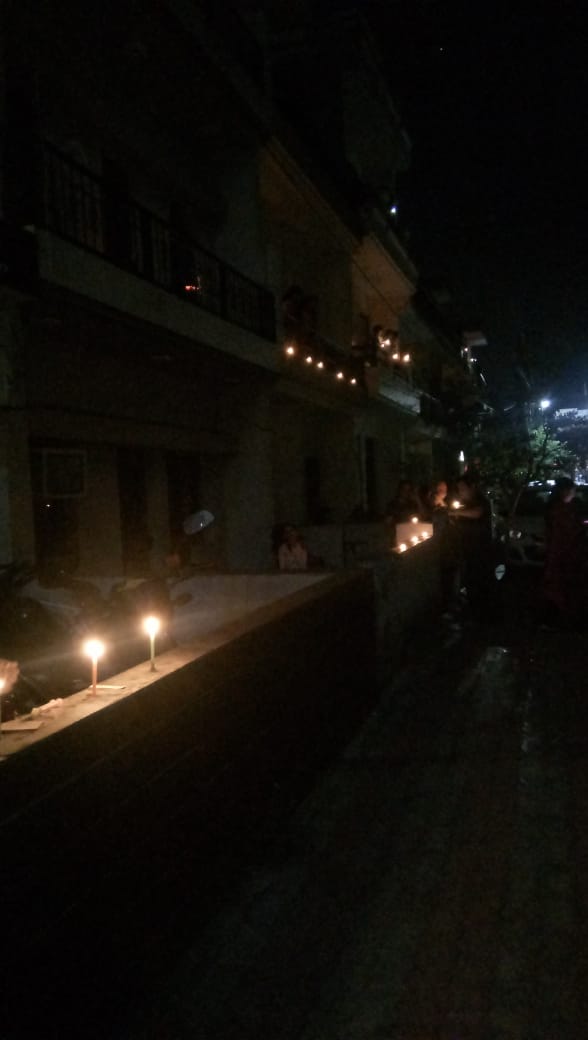 KaurGehri's tweet photo. Lighting up diyas and candles to stand together with P.M to fight against Corona virus
#DSSWCD
#PMMVY
@smriti irani
@PMO https://t.co/ki9bx1kdkP