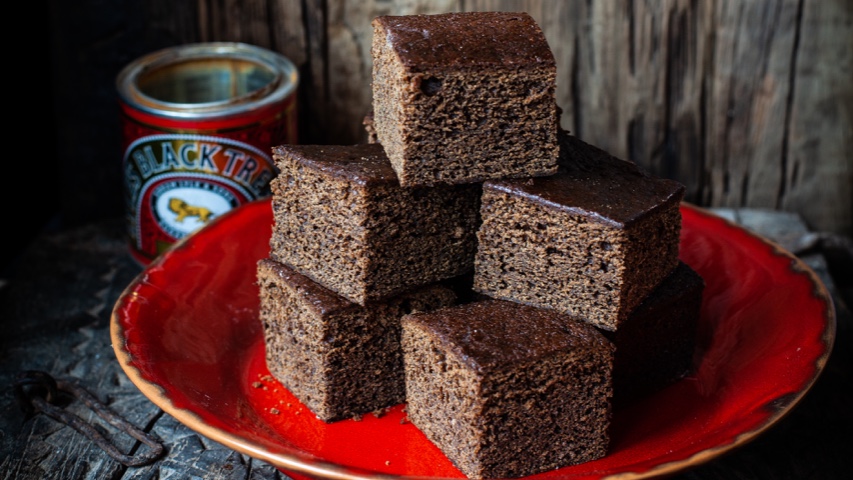 BBCWomansHour's tweet photo. Fancy learning how to make something new whilst stuck indoors? Belgian food writer @RegulaYsewijn shares her go-to recipe to #CookThePerfect gingerbread: https://t.co/PIwvUcwM1M 🍲 https://t.co/o53rdzCP7T