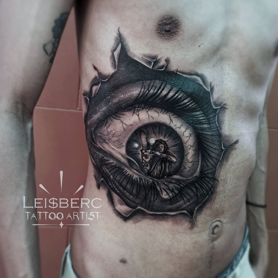 Very cool black and grey side piece by <a href="/leisberc/">Leisberc</a> on Instagram

#painfulpleasures #tattoosupply #piercingsupply #blackandgrey #blackandgreytattoo #realismtattoo #realistictattoo #blackandgreyrealism