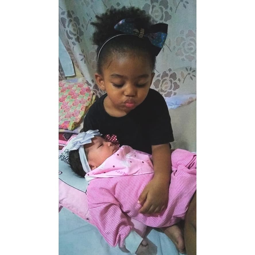 Luuzmichelee's tweet photo. Nasci pra viver esse momento, meu mundo todinho cor de rosa. 🌺👧👶 https://t.co/HOxIC8wfjV