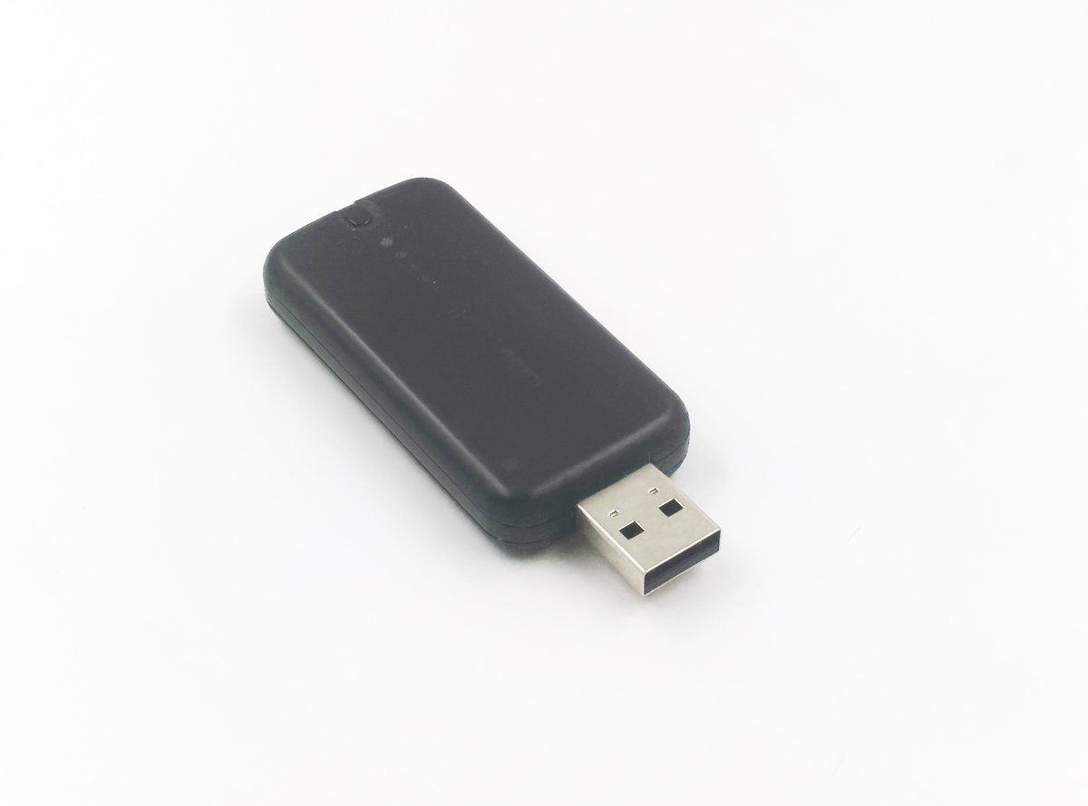 Et je termine la boîte avec un Elgato Turbo 264 HD. Un encodeur H.264 matériel. Qui met en avant un des soucis que je rencontre en rangeant du rétro : ce putain de caoutchouc qui devient collant avec le temps. Et la seule solution, c'est frotter pour le virer.