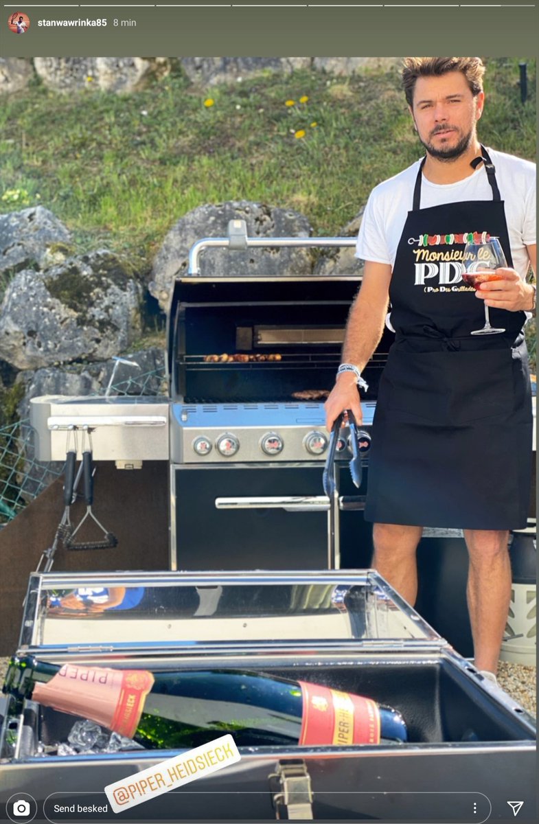 chda7777's tweet photo. Looks absolutely delicious...Stan too! 😂🥩🍔🍾🍷 #ChefStanley #StanTheGrillmasterMan #PiperExperience #Piperheidsieck #Wawrinka https://t.co/QzjTrMKf0G