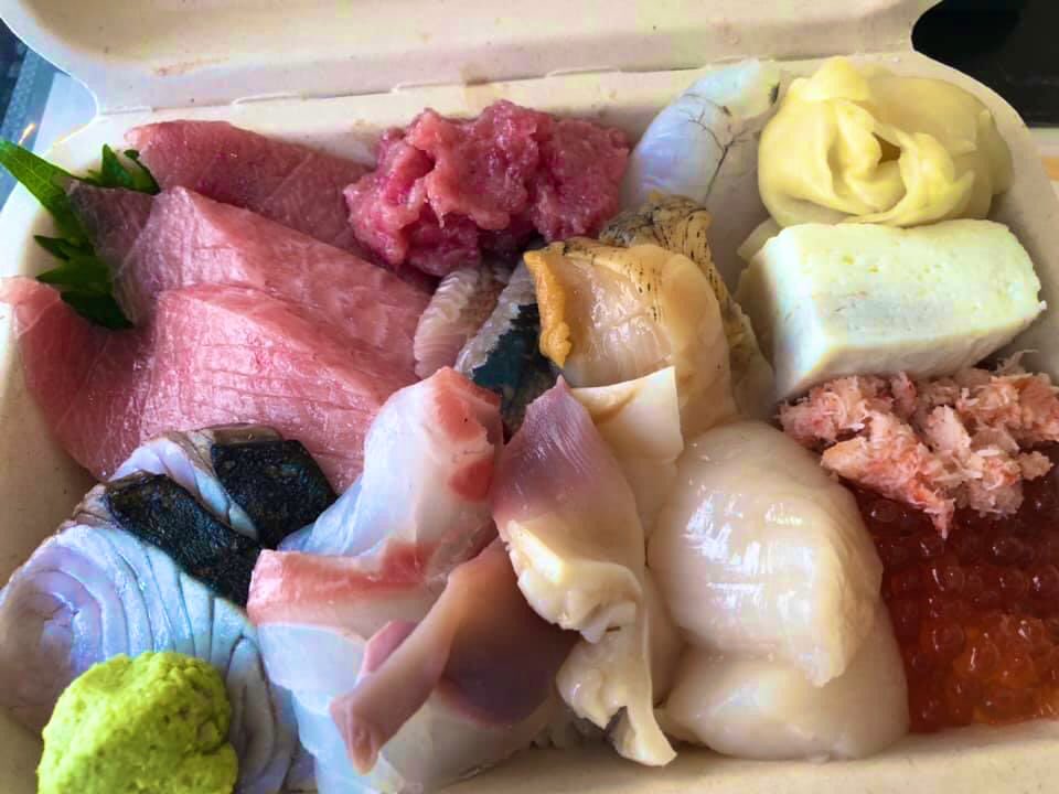 senjuno_can's tweet photo. 飲食店が賑やかでこそ、北千住。

現在はコロナ三密対策で、テイクアウトやお弁当に力を入れているところが多い様です^_^
いつもお世話になってる飲食店。

出来る限り応援したいです！！

一歩一歩さんのお弁当は本当にこの美味しさでコスパ最強です！
#北千住　#一歩一歩　#飲食店　#お弁当 https://t.co/FlluA6Qo86
