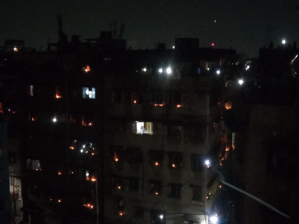 mohataom's tweet photo. सारे #भारतियों ने #9बजे9मिनट तक दीपक जलाए और #mobileFlash जलाएं, पर कुछ लोग #lights जलाकर अपने #कागज ढूंढ रहे थे। https://t.co/GDkGiKEnRM