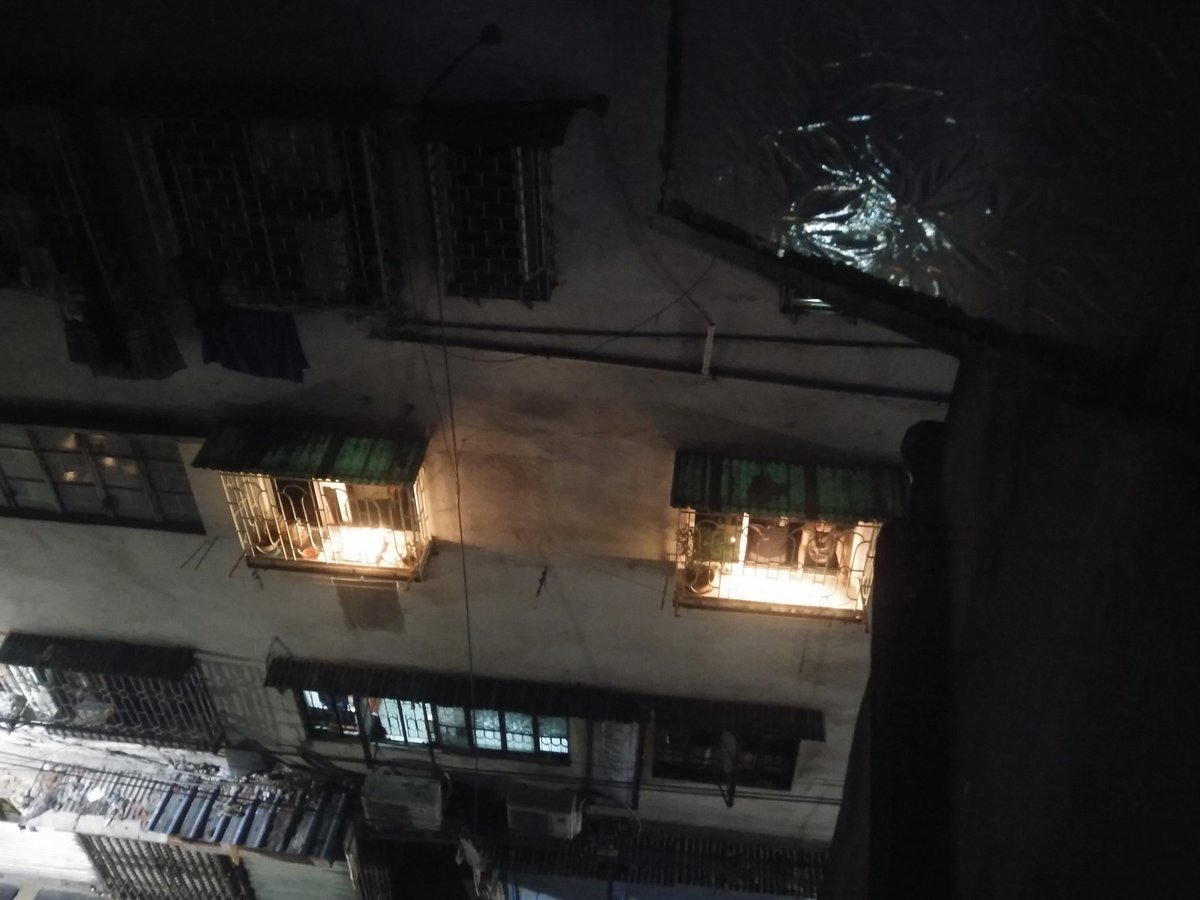 mohataom's tweet photo. सारे #भारतियों ने #9बजे9मिनट तक दीपक जलाए और #mobileFlash जलाएं, पर कुछ लोग #lights जलाकर अपने #कागज ढूंढ रहे थे। https://t.co/GDkGiKEnRM