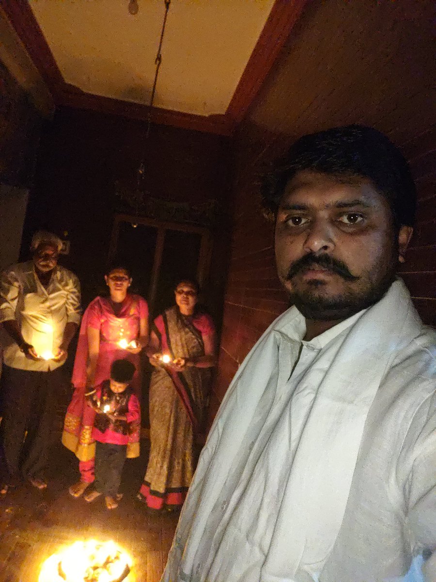 pmhaveri's tweet photo. ಭಾರತದ ಜವಾಬ್ದಾರಿಯುತ ಪ್ರಜೆಯಾಗಿ ನನ್ನ ದೇಶಕ್ಕೆ ಒಕ್ಕರಿಸಿದ ಕೊರೋನಾ ರೋಗ ದೇಶದಿಂದ ಬೇಗ ಮುಕ್ತವಾಗಲಿ ಎಂದು ನಾನು ನಂಬಿರುವ ದೇವರಲ್ಲಿ ಪ್ರಾರ್ಥಿಸಿ ನಮ್ಮ ಮನೆಯವರೆಲ್ಲ ದೀಪ ಬೆಳಗಿಸಿ ಪ್ರಾರ್ಥಿಸಿದೆವು. #IndiaFightCovid #ModiVideoMassage https://t.co/obSZgSi4Br