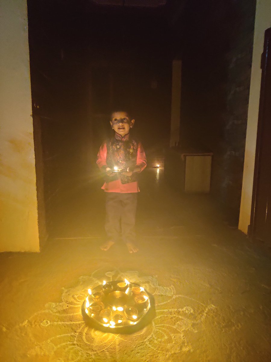 pmhaveri's tweet photo. ಭಾರತದ ಜವಾಬ್ದಾರಿಯುತ ಪ್ರಜೆಯಾಗಿ ನನ್ನ ದೇಶಕ್ಕೆ ಒಕ್ಕರಿಸಿದ ಕೊರೋನಾ ರೋಗ ದೇಶದಿಂದ ಬೇಗ ಮುಕ್ತವಾಗಲಿ ಎಂದು ನಾನು ನಂಬಿರುವ ದೇವರಲ್ಲಿ ಪ್ರಾರ್ಥಿಸಿ ನಮ್ಮ ಮನೆಯವರೆಲ್ಲ ದೀಪ ಬೆಳಗಿಸಿ ಪ್ರಾರ್ಥಿಸಿದೆವು. #IndiaFightCovid #ModiVideoMassage https://t.co/obSZgSi4Br