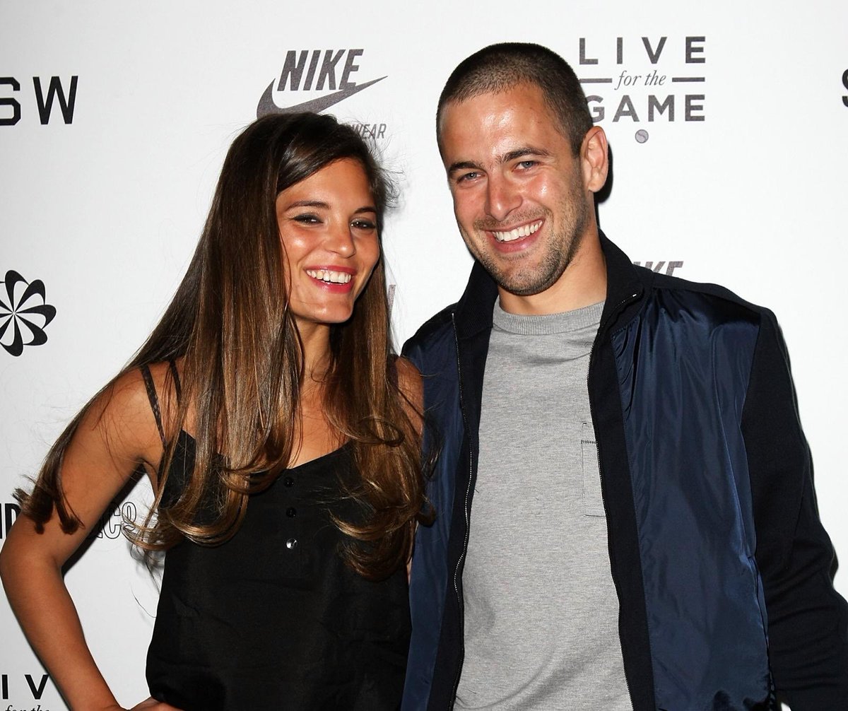 Sporf's tweet photo. 🙏 Joe Cole and his wife Carly (via @MrJakeHumphrey):

💰 Setup a charity &amp; raised over £300k.

👓 Bought 50 3D printers to print thousands of medical visors for NHS staff.

🍎 Sent nutritious food to hospital staff.

👶 Providing childcare &amp; therapy to NHS staff.

👏 Incredible. https://t.co/wpCzcz9v8A