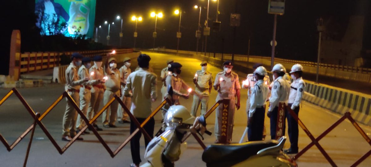 manisha_111's tweet photo. Vadodaraian's vadodara Drone image at participating #9बजे9मिनट with Prime Minister @narendramodi
Ji.  .
#DiwaliAgainstCorona https://t.co/z7UqOwtpN2