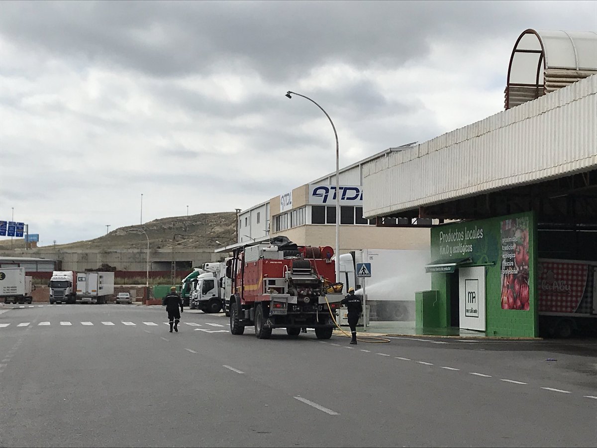 MercalicanteSA's tweet photo. Hoy domingo de nuevo nos acompañan @UMEgob incansables en las labores de desinfección de nuestro clúster alimentario. Gracias por ayudarnos a mantener en perfecto estado nuestras instalaciones 👏🏻👏🏻 https://t.co/MSzOpI9AK2