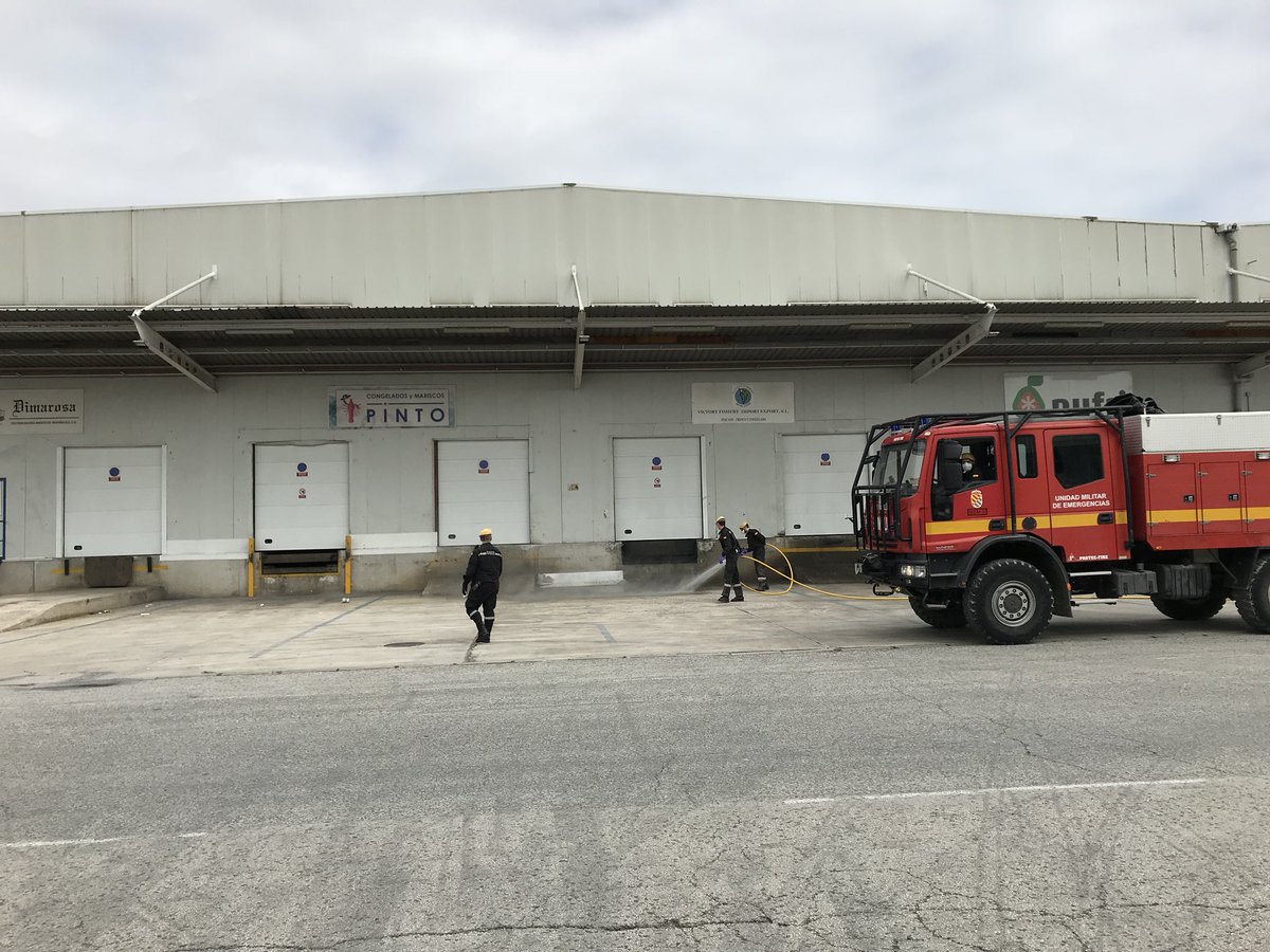 MercalicanteSA's tweet photo. Hoy domingo de nuevo nos acompañan @UMEgob incansables en las labores de desinfección de nuestro clúster alimentario. Gracias por ayudarnos a mantener en perfecto estado nuestras instalaciones 👏🏻👏🏻 https://t.co/MSzOpI9AK2