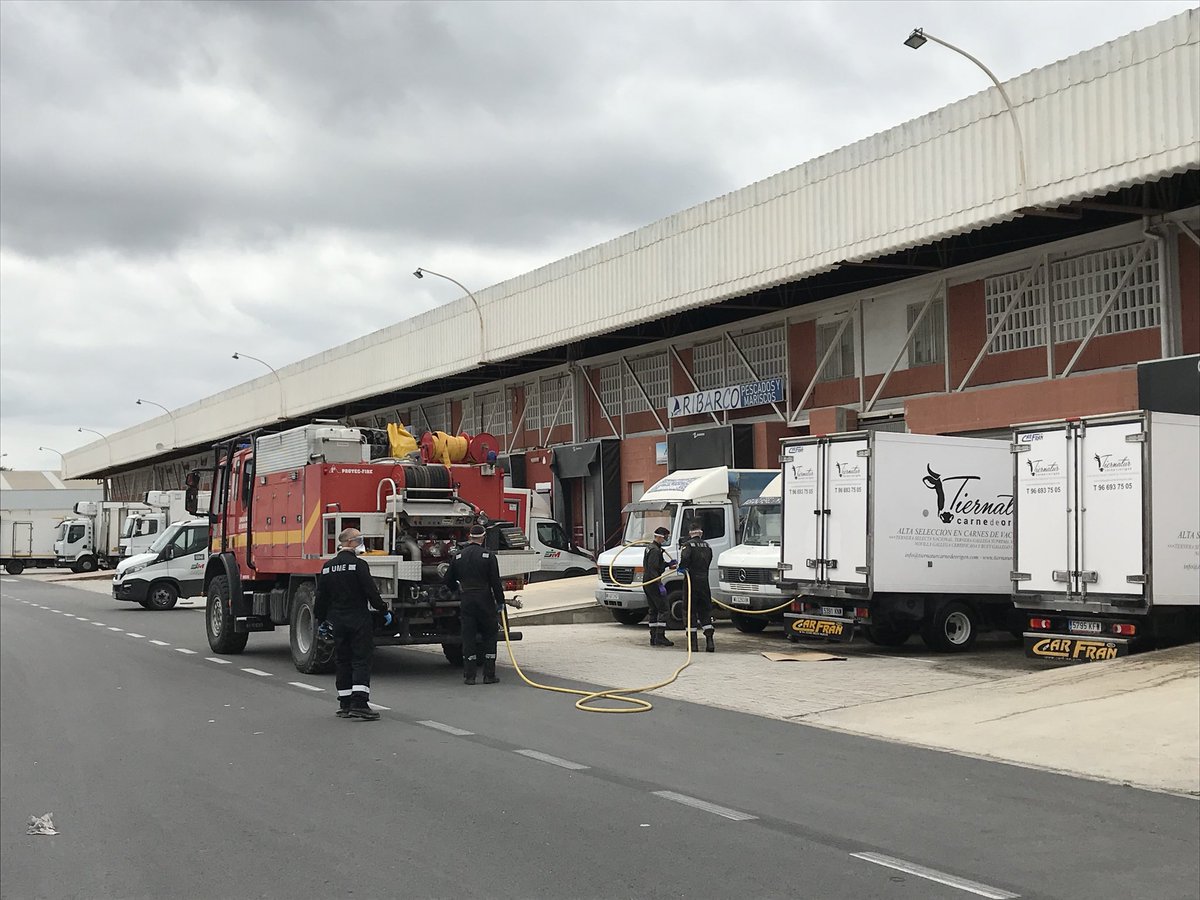 MercalicanteSA's tweet photo. Hoy domingo de nuevo nos acompañan @UMEgob incansables en las labores de desinfección de nuestro clúster alimentario. Gracias por ayudarnos a mantener en perfecto estado nuestras instalaciones 👏🏻👏🏻 https://t.co/MSzOpI9AK2