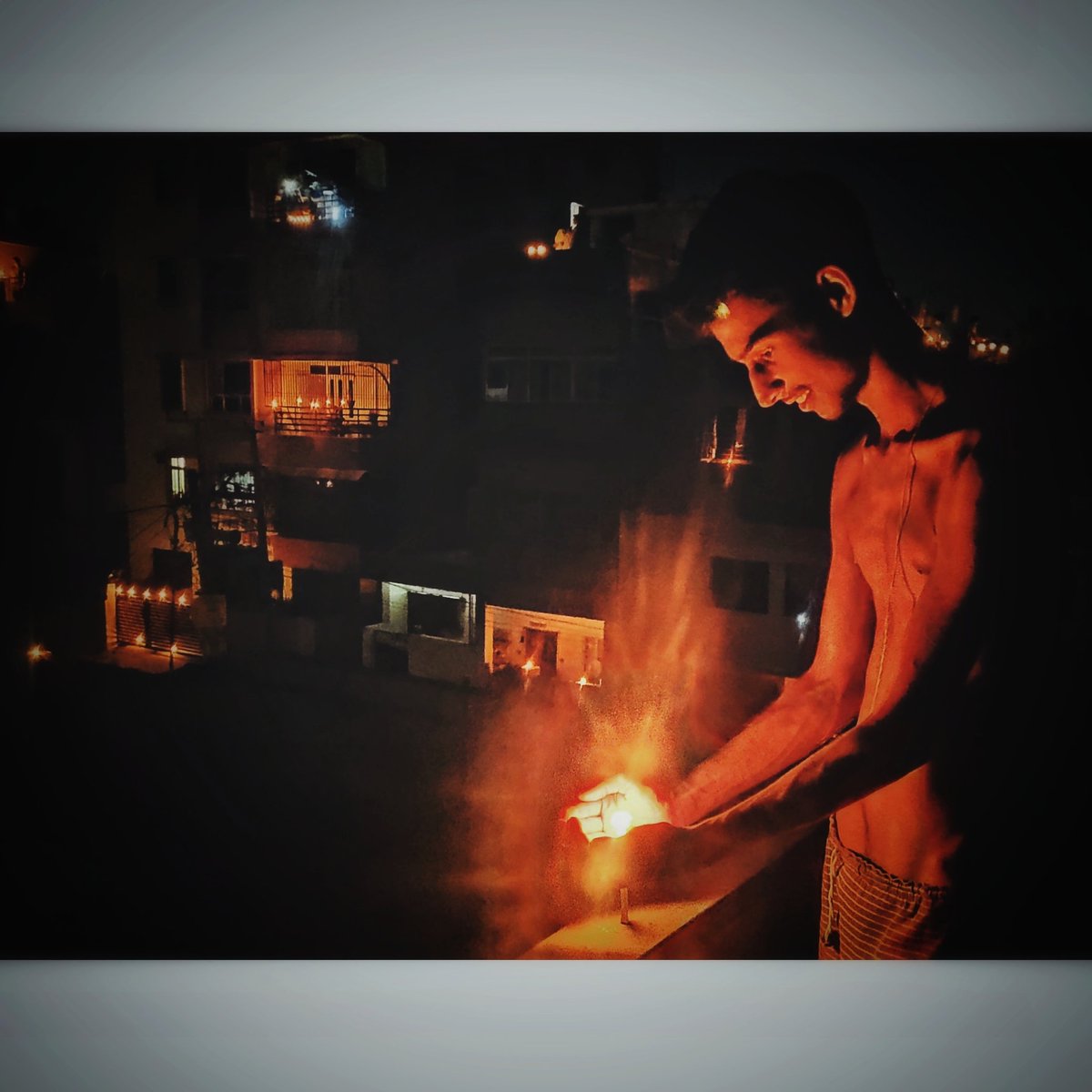 SatyazMishra3's tweet photo. Pray for those who fight with corona and save us from corona 🙏🙏 Thanks you all🙏
#carona #corona #coronamemes #coronarender #light #firework #modi #health #gocorona #fightwithcorona #stayhome #pray #india #9to9 #5april #diwali #praksh #Prakashprav https://t.co/u77DOEnfus