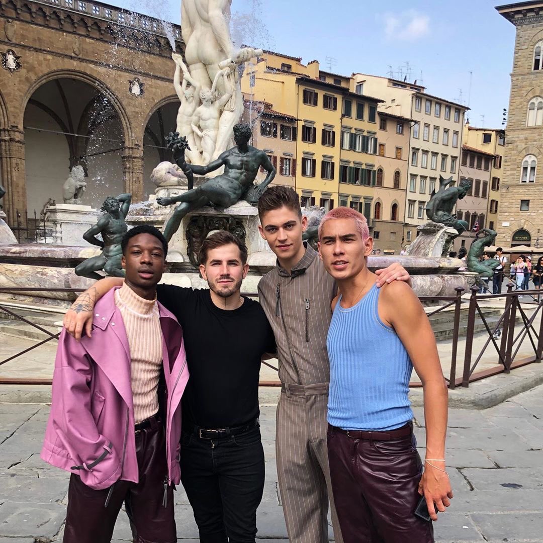 FR_AFTER's tweet photo. #HeroFiennesTiffin lors de son passage en Italie en début d'année. https://t.co/oKxGnuTW1U