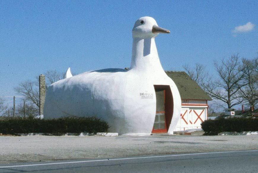 Para ello, ponían de ejemplo el famoso "Big Duck", construcción levantada en los años 30 en Long Island y que, como su propio nombre indica, tiene forma de gran pato.