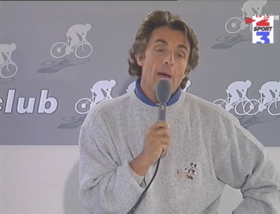Gerard_Roltz's tweet photo. J'ai mis mon plus beau sweat-shirt pour le #VéloClub !
(c'est celui que j'ai acheté l'an dernier à EuroDisney, quand on y a fait le Noël du CE)
#TDF97 #AntenneVieux #lequipeVELO https://t.co/YLaoQzqFU8