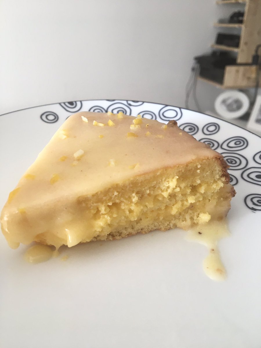 emmyatable's tweet photo. Génoise avec crème de citron et nappage citron 👩‍🍳🍋🍰#mange #bienmanger #dessert #Covid_19 #confinement #delicious https://t.co/qqZtZsqDOr