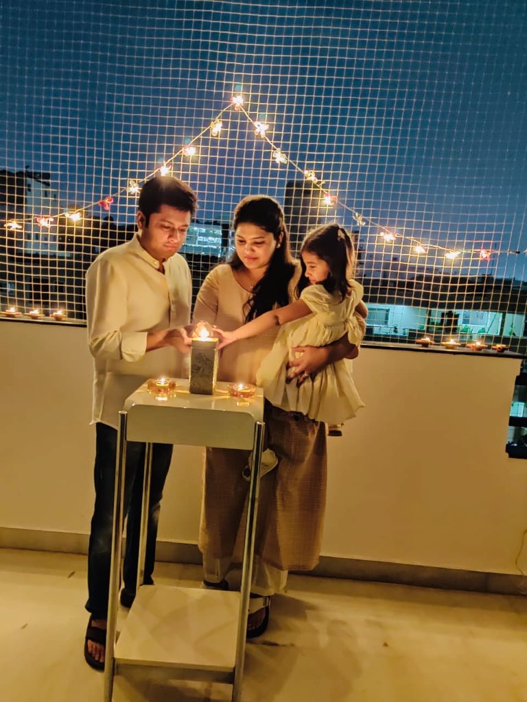 AashrithaGundu's tweet image. @narendramodi మరియు @TelanganaCMO సీఎం కేసీఆర్ గారి పిలుపు మేరకు కరోనాపై పోరుకు #స్పూర్తినిస్తూ
&quot;లైట్ ఫర్ ఇండియా యూనీటీ&quot; కార్యక్రమంలో ఈరోజు మా ఇంట్లో అన్ని లైట్లు ఆర్పీ ! మా కుటుంబ సభ్యుల మందరం దీపాలు వెలిగించి మద్దతు తెలపడం జరిగింది.@KTRTRS  
#StandforUnity🇮🇳
#FightagainstCorona