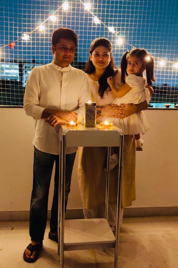 AashrithaGundu's tweet image. @narendramodi మరియు @TelanganaCMO సీఎం కేసీఆర్ గారి పిలుపు మేరకు కరోనాపై పోరుకు #స్పూర్తినిస్తూ
&quot;లైట్ ఫర్ ఇండియా యూనీటీ&quot; కార్యక్రమంలో ఈరోజు మా ఇంట్లో అన్ని లైట్లు ఆర్పీ ! మా కుటుంబ సభ్యుల మందరం దీపాలు వెలిగించి మద్దతు తెలపడం జరిగింది.@KTRTRS  
#StandforUnity🇮🇳
#FightagainstCorona