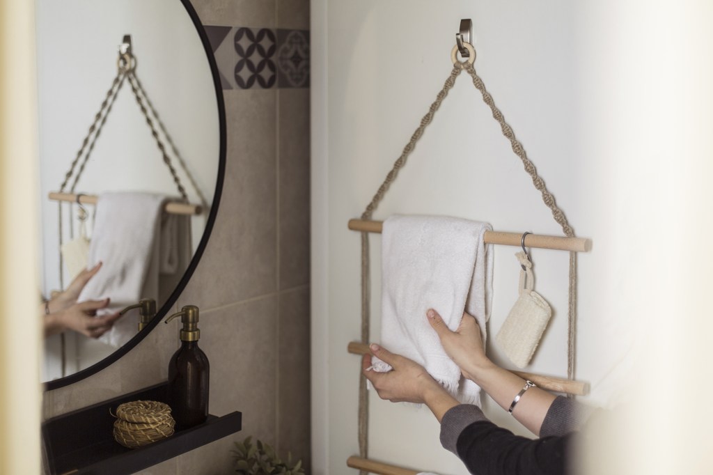 [ DIY ] Un porte-serviette épuré en bois ladelicateparenthese.com/diy/diy-un-por…