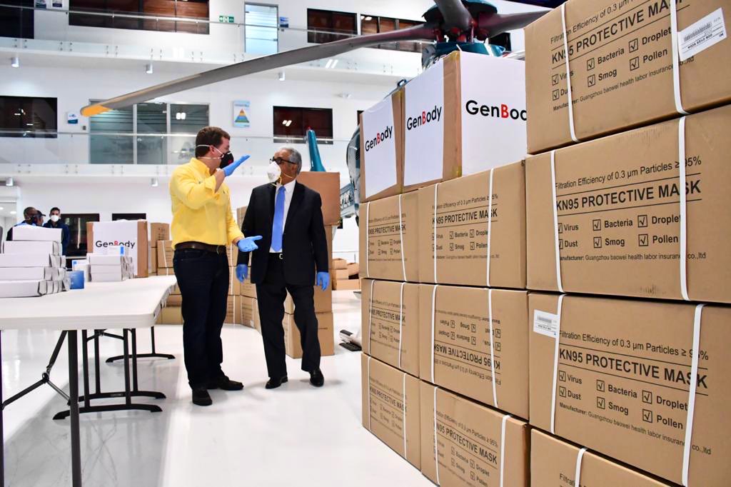 Gonzalo Castillo continúa con la entrega de los aportes que prometió para combatir el coronavirus, y dispuso la donación de 35,000 mascarillas N-95 y 10,000 quirúrgicas, 10,000 guantes y 4,000 kits de pruebas del COVID-19 al Ministerio de Salud Pública.