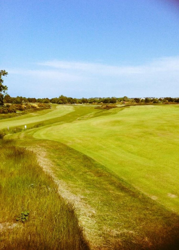 CMbalgownie's tweet photo. 1️⃣8️⃣⛳️Day 18 - Hole 18⛳️1️⃣8️⃣

Merryton - Thread you tee shot between the bunker and the large section of gorse. Lay up from there on the lower fairway or find the undulating green in two on the top tier.🤔

Classic Par 5 to finish your round @NairnDunbar ⛳️🏌🏾‍♂️
#StayHomeSaveLives https://t.co/69fw6vEYcf