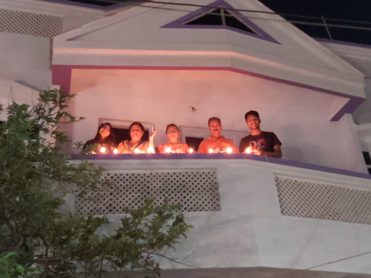 MnnJH8's tweet photo. The flame of Diya reminds us that light will always triumph over darkness. India stands United against the Pandemic caused by Covid 19.
#FightCovid19 #IndiaFightsCorona #wesupportPM #pmoindia #21daysLockdown https://t.co/Talny2XhYh
