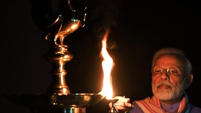 francistenn's tweet photo. `விளக்கேற்றிய மோடி; மெழுகுவர்த்தி ரஜினி!’ - விளக்கொளியில் மிளிர்ந்த இந்தியா #NowAtVikatan
https://t.co/SsHIk3NNRR https://t.co/AOBa46QplM