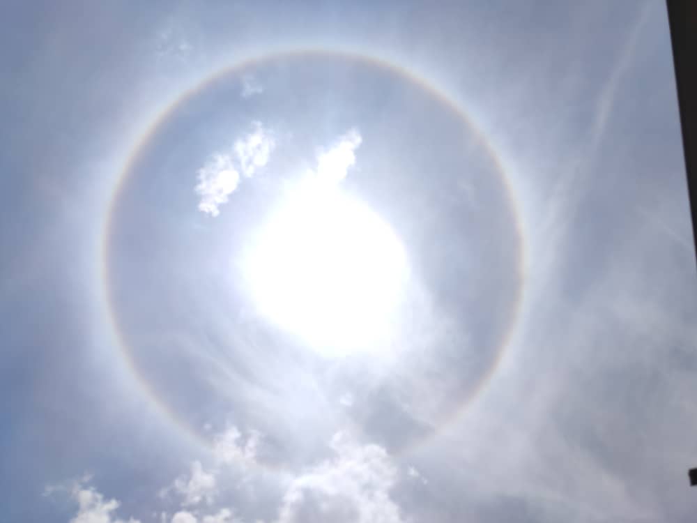liliandre_19's tweet photo. Halo solar en Caracas, en ese momento 12:25 pm...Hermoso!! @ElNacionalWeb @LucioQuincioC https://t.co/TqAarX4Pb9