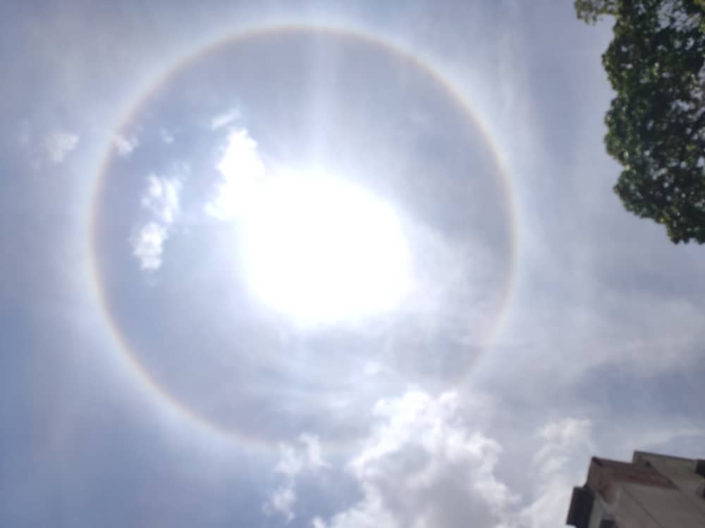 liliandre_19's tweet photo. Halo solar en Caracas, en ese momento 12:25 pm...Hermoso!! @ElNacionalWeb @LucioQuincioC https://t.co/TqAarX4Pb9