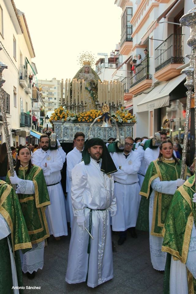 pollinicamarbe's tweet photo. ✝️DOMINGO DE RAMOS✝️

María Stma. de la Paz y Esperanza subiendo por la Calle Peral enlazando 2 marchas.
🎶 @AMLaLira  
🎼 "María Santísima del Amparo""La estrella sublime"
📸 Antonio Sánchez

#DomingoDeRamos #Marbella #Pollinica #Misericordia #PazyEsperanza https://t.co/xOM8fwFPwx