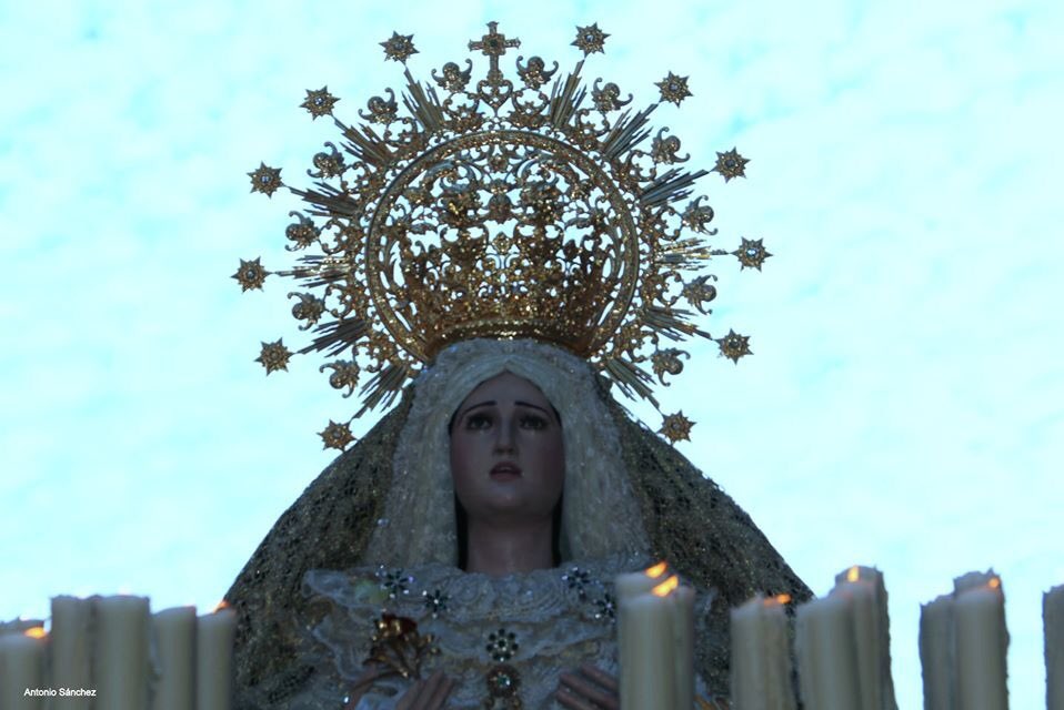 ✝️DOMINGO DE RAMOS✝️

María Stma. de la Paz y Esperanza subiendo por la Calle Peral enlazando 2 marchas.
🎶 <a href="/AMLaLira/">A.M. La Lira</a>  
🎼 "María Santísima del Amparo""La estrella sublime"
📸 Antonio Sánchez

#DomingoDeRamos #Marbella #Pollinica #Misericordia #PazyEsperanza