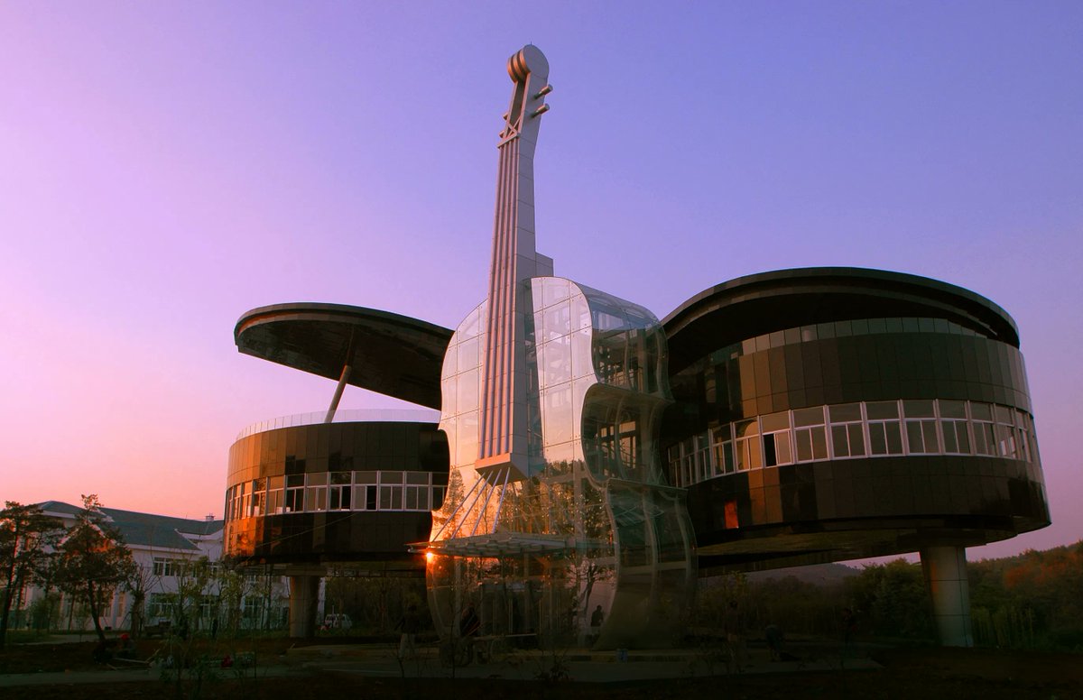 Auditorio del Conservatorio de Hefei.Si vas a proyectar un edificio para la música, lo suyo es que tenga forma de instrumentos. Claro que sí, que todo el mundo sepa que nos gusta un huevo la música. Lo que no nos gusta tanto es la sutileza, la belleza ni la cordura.