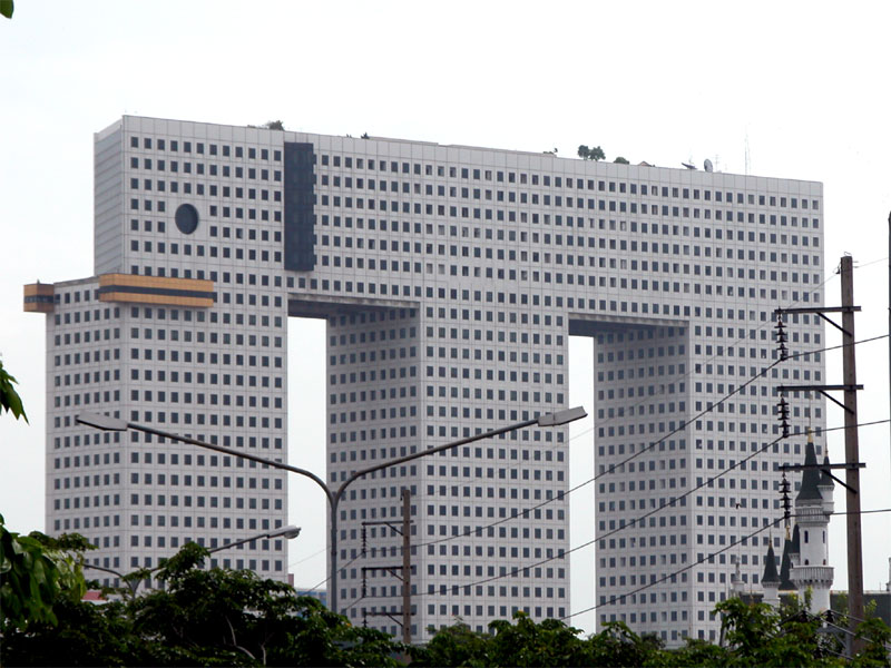 Chang Building. Bangkok.Es uno de los edificios más famosos de la capital tailandesa. Sus 32 plantas albergan oficinas, viviendas, jardines, piscinas y toda la pesca. Claro que su fama no se debe a los servicios que ofrece sino a su forma. A su forma de elefante, concretamente.
