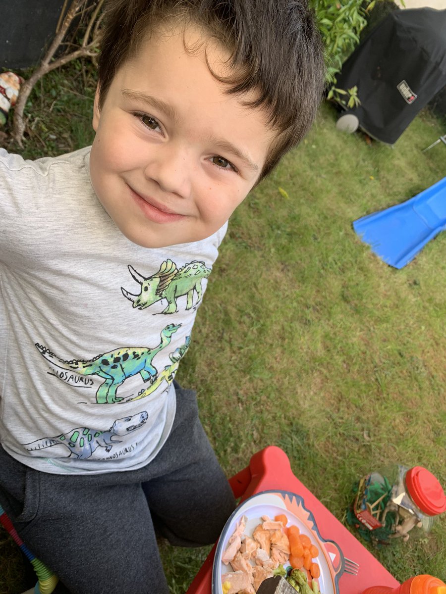 #DiningAlFresco #HelpingHands James set up the tables for us all to eat in the garden this evening. He made sure we would be comfortable and enjoy dinner! 👦🏻☀️🌳🌼🍽 @canadahillmaple