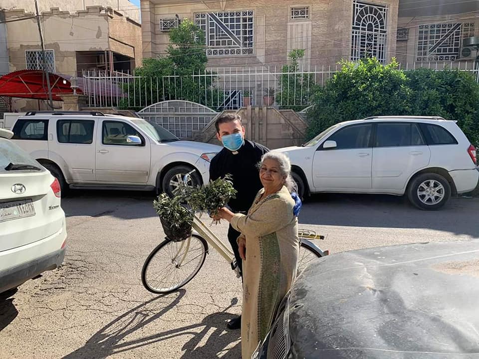 TIChristianIraq's tweet photo. Because his parishioners couldn't come to the church, Fr. Martin Banni decided to deliver Palm Sunday branches to them using his bike.

#coronavirus #covid19 #PalmSunday #baghdad https://t.co/Lrbhfi3Z1D