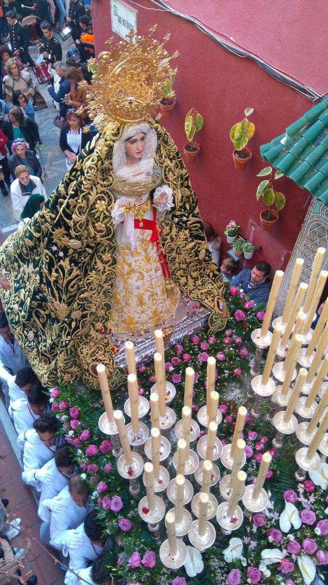 pollinicamarbe's tweet photo. ✝️DOMINGO DE RAMOS✝️

Maniobra perfecta de los portadores de trono de María Stma. de la Paz y Esperanza en la doble curva.
🎶 @AMLaLira 
🎼 "Aniversario Macareno"
📍Plz. Puente de Ronda

#DomingoDeRamos #Marbella #Pollinica #Misericordia #PazyEsperanza https://t.co/hsVtPrzzaj