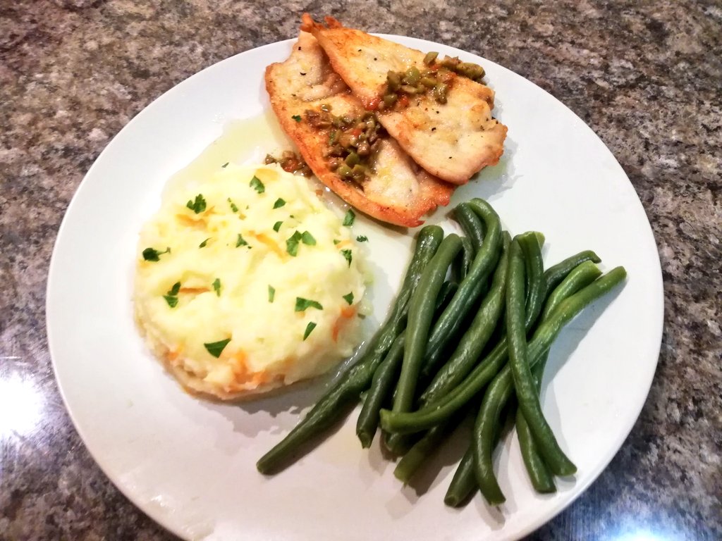 SparklinBeee's tweet photo. Chicken Piccata, mashed potatoes, &amp; green beans #SupperIsReady 🍛👩‍🍳👩‍🍳 https://t.co/kwI6405gJE