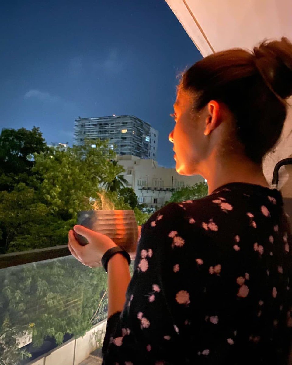 NayantharaU's tweet photo. #letstogetherfightcovid19 let the darkness go away #IndiaFightsCorona https://t.co/Fc4C6lnIq9
